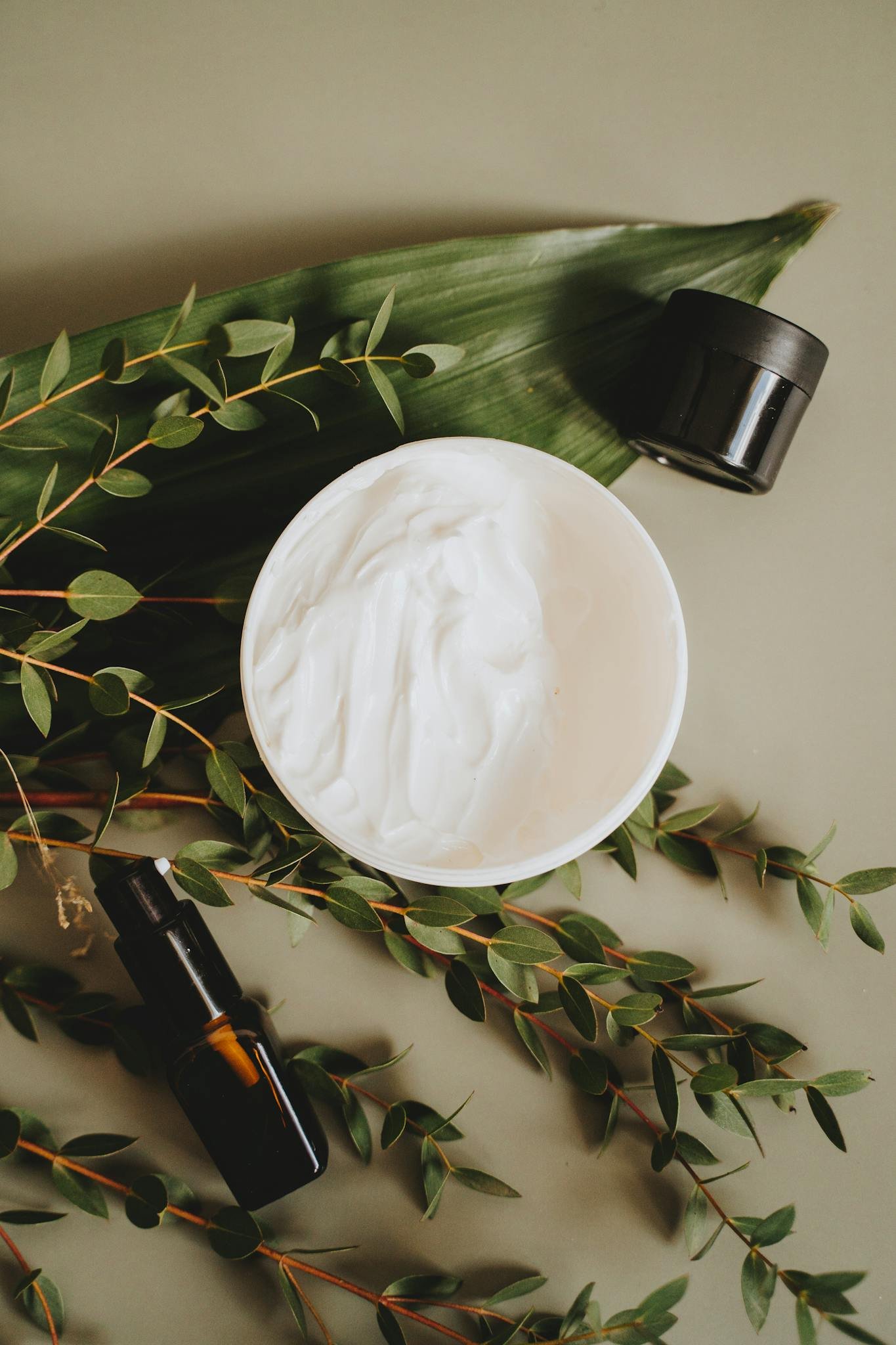 Mujtama Cosmo 4 overhead view of skincare cream with botanical Mujtama Cosmo